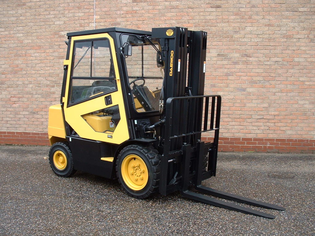 Large fork truck refurbished at Forcktrucktirect