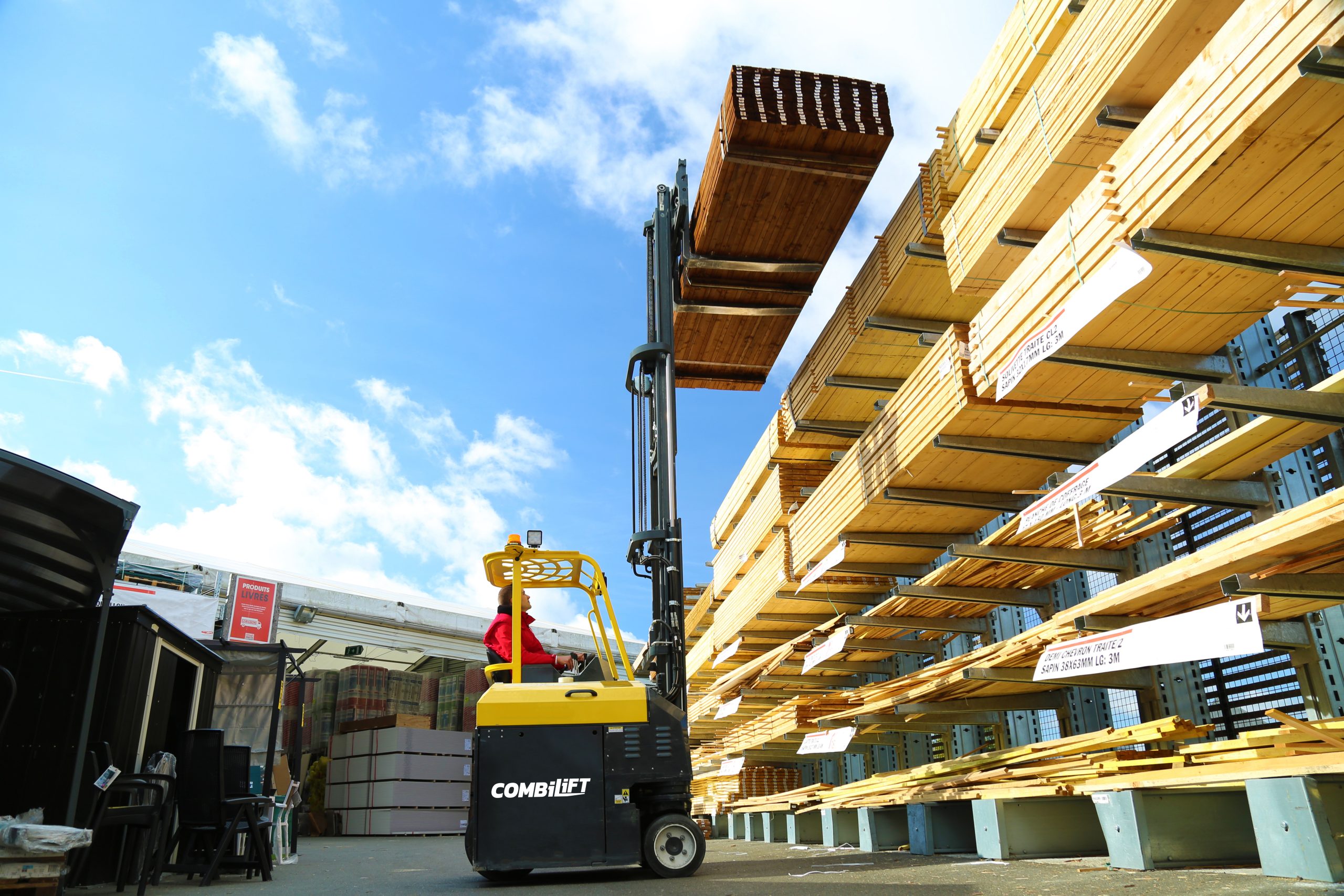 Combilift CB4000 Multi-directional counterbalance electric forklift in use (Timber)