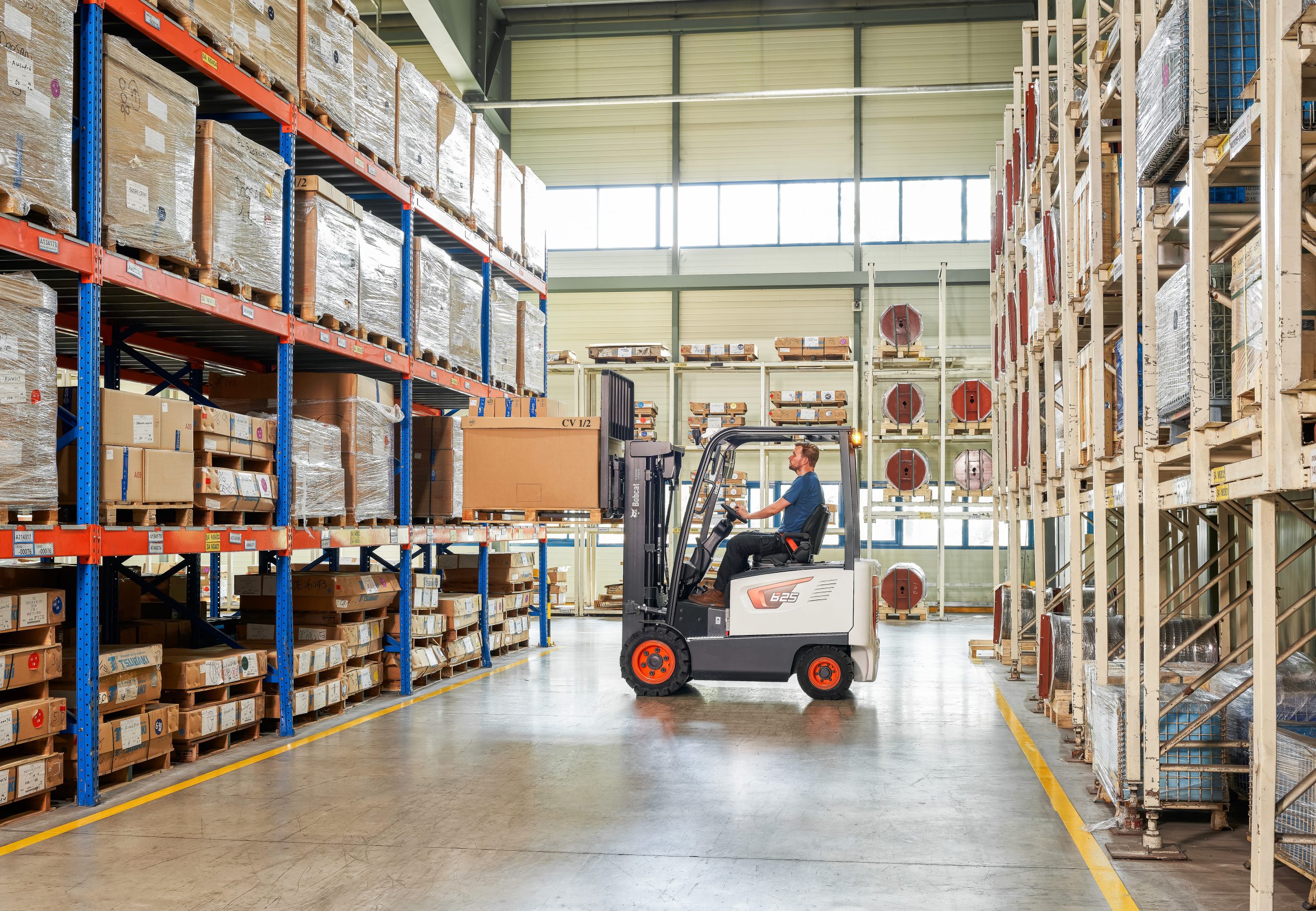 Doosan Bobcat B25X-7 Electric Forklift Truck in Use (Warehouse)