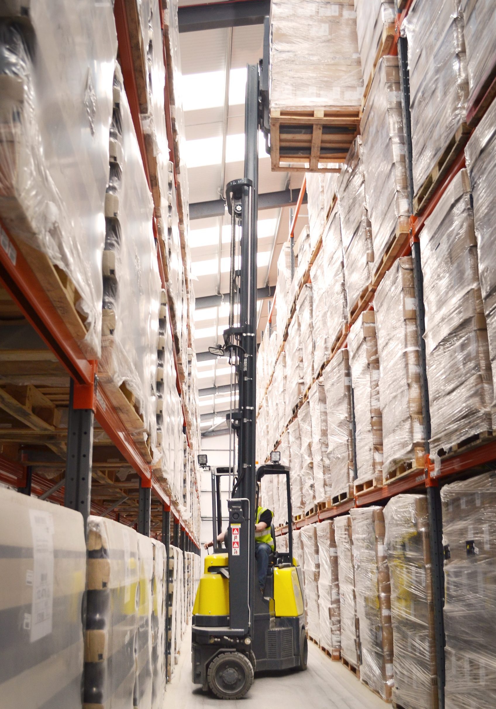Articulated VNA Combilift Aislemaster Electric Forklift in use (Warehousing)